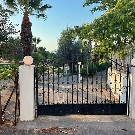 Feraklion House Charaki